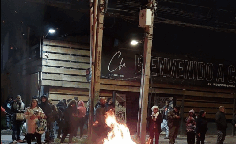 Emplazan a alcalde René de la Vega por su ausencia en Conchalí ante los cortes de electricidad