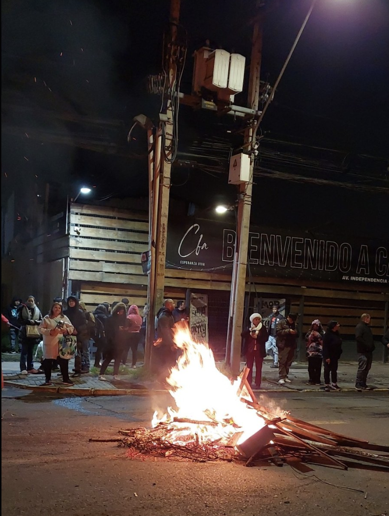 Emplazan a alcalde René de la Vega por su ausencia en Conchalí ante los cortes de electricidad
