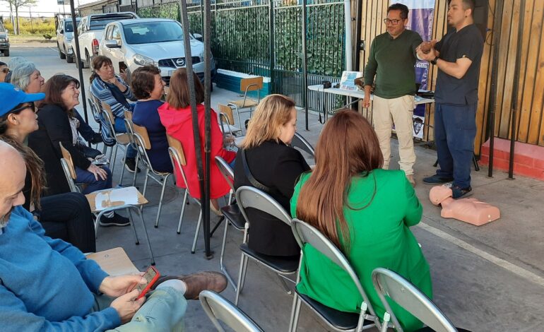 Vecinos de La Pintana participan en primer conversatorio sobre prevención del delito en la comuna