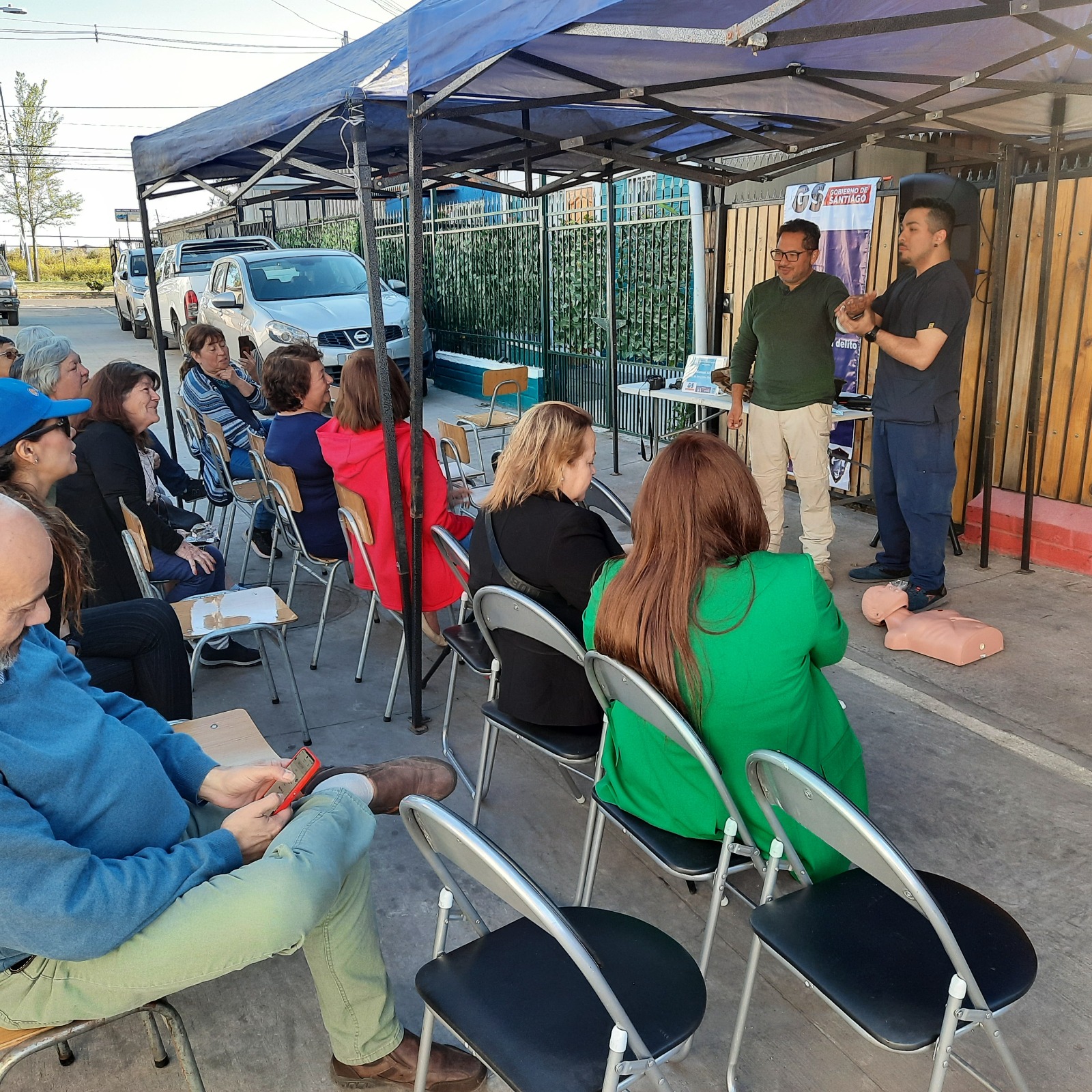 Vecinos de La Pintana participan en primer conversatorio sobre prevención del delito en la comuna