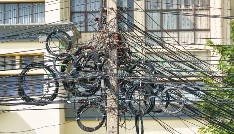 Ley Chao Cables entra en nueva fase con coordinación de municipios para retiro masivo de cableado en desuso